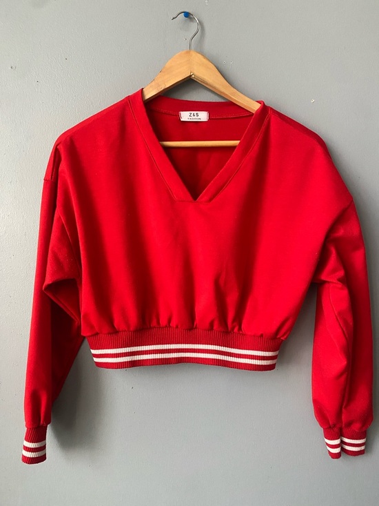 Tops - Red V-Neck Cropped Sweatshirt with Striped Hem